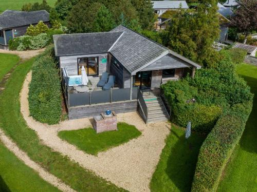 Tor Farm Lodge - image 2