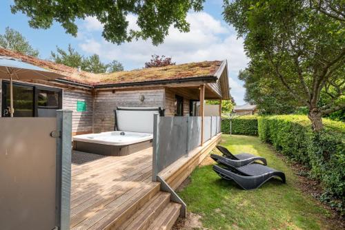 Jakuzi, Tor Farm Lodges - Private Hot Tubs, Shared Seasonal Outdoor Pool, Dog Friendly in Cheddar