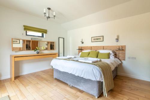 Tor Farm Lodges - Private Hot Tubs, Shared Seasonal Outdoor Pool, Dog Friendly in Cheddar