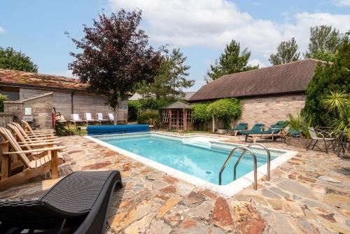 Yüzme havuzu, Tor Farm Lodges - Private Hot Tubs, Shared Seasonal Outdoor Pool, Dog Friendly in Cheddar