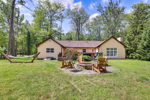 Pocono Summit Home with Hot Tub about 4 Mi to Kalahari! in Pocono Summit, USA