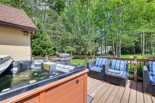 Pocono Summit Home with Hot Tub about 4 Mi to Kalahari! in Pocono Summit, USA