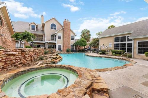 Upscale 1br Condo In Med Center - Tap to explore photos