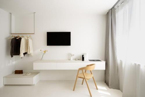 Deluxe Double Room image 9