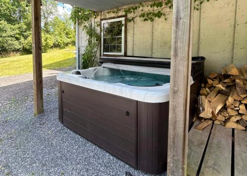Private Modern Home with Fire Pit by Summer in Cornwallville, USA