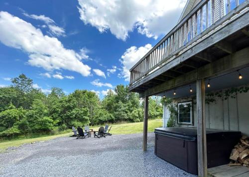 Private Modern Home with Fire Pit by Summer in Cornwallville, USA