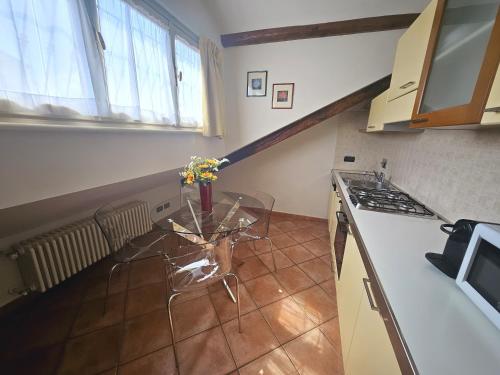 keuken, Loger Confort Residence & Apartments near Chiesa di San Lorenzo