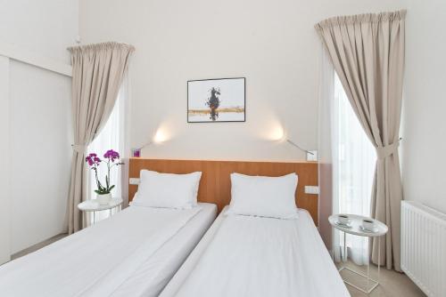 Deluxe Room image 9