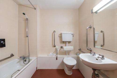 Koupelna, Days Inn by Wyndham Winchester M3 in Itchen Abbas