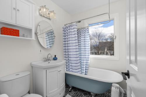 Private 2 bdrm, bath, kitchenette, living room & Walk to KGH, City Park & Beaches in Kelowna, Canada