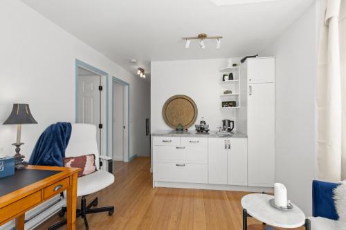 Private 2 bdrm, bath, kitchenette, living room & Walk to KGH, City Park & Beaches in Kelowna, Canada