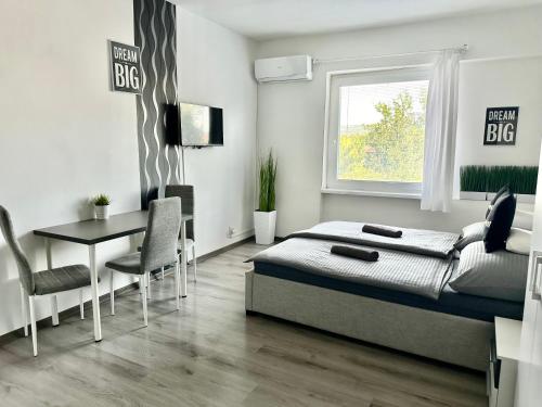 1 queen bed, 1 twin bed