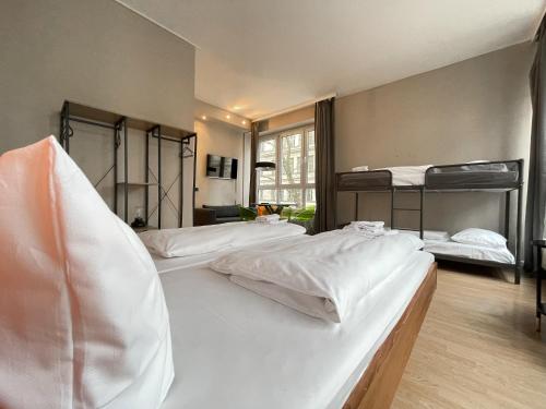 Hotel Sendlinger Tor Room Type - Multiple bed room up to 6 people