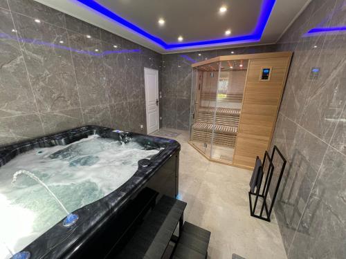 Cosy House et SPA privatif, Jacuzzi Sauna gîte à louer Trois-Moulins
