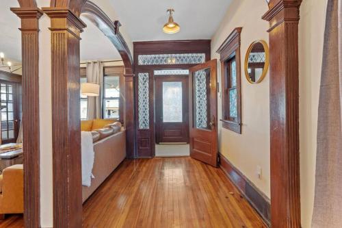 AC 9 BR 4BA Victorian Manor - 1 Block to Beach in Atlantic City, USA
