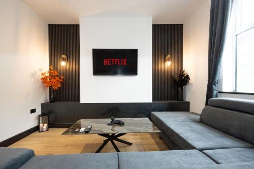Stylish 2BR Home Sleeps 6 Cinema Room, Fast WiFi, Ideal for Short & Long Stays gîte à louer Leigh