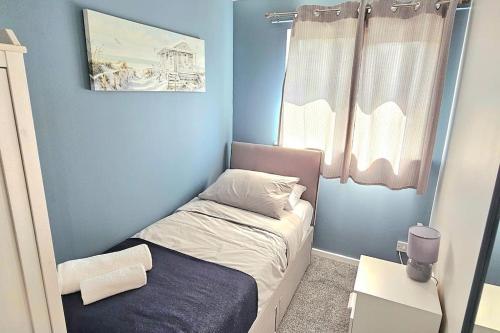 Cozy 3-Bed House Near Willen Lake with Garden Cozy 3-Bed House Near Willen Lake with Garden