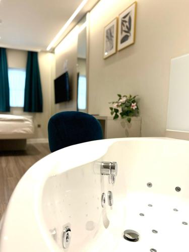 Hot tub, NOX Richmond near White Cross