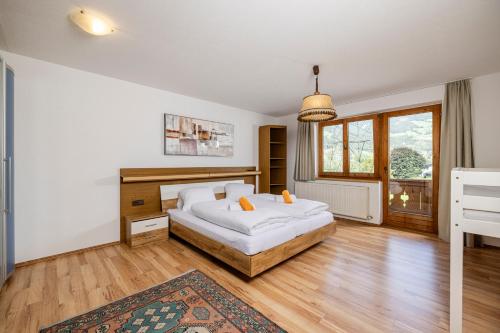 2 bedrooms, 3 beds
