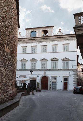 Piazza Duomo - 20 min by train to Florence