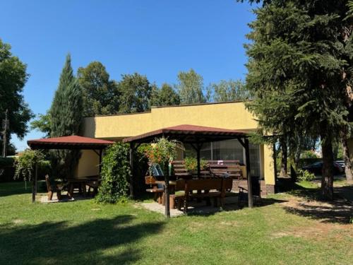 Ośrodek Wypoczynkowy Świerk (Osrodek Wypoczynkowy Swierk) in Niewiesze