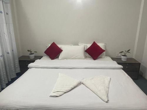 1 double bed, 2 twin beds