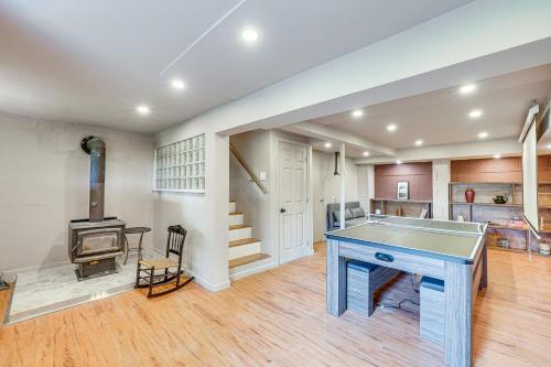 Game Room and Yard Mid-Century Modern Kingston Home in Kingston, USA