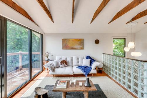 Game Room and Yard Mid-Century Modern Kingston Home in Kingston, USA