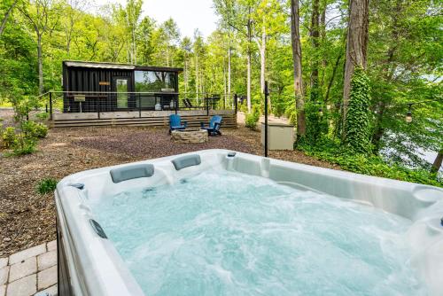 Omgivelser, Riverside Tiny Cabin w Hot Tub, Fire Pit, & Kayaks in Rileyville