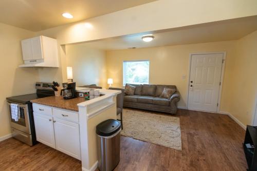 Kitchen, Howard's Creek Inn in White Sulphur Springs