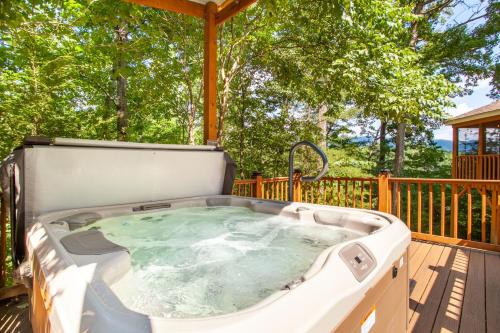 The Woodland Respite Hot Tub, Arcade and Games in Sevierville, USA