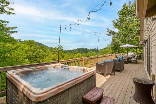 Firefly Ridge MTN View Hot Tub Theater GAMES in Townsend, USA