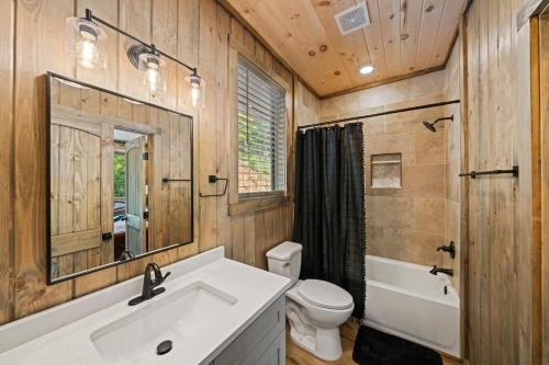 Lakeside Country w Hot Tub Lake View Games in Dandridge, USA