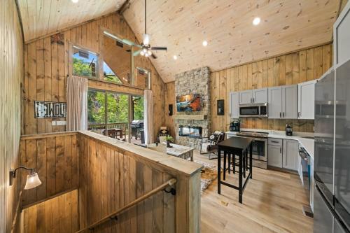 Lakeside Country w Hot Tub Lake View Games in Dandridge, USA