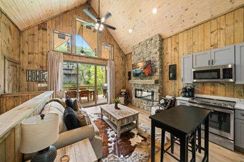 Lakeside Country w Hot Tub Lake View Games in Dandridge, USA