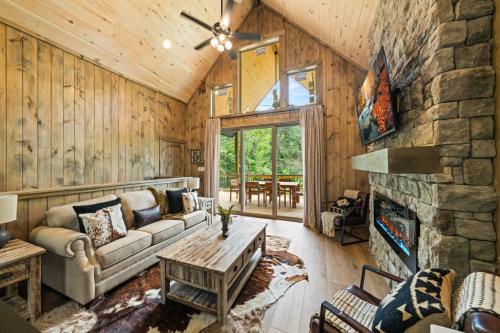 Lakeside Country w Hot Tub Lake View Games in Dandridge, USA
