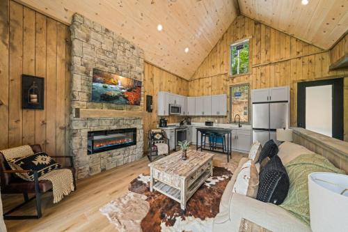 Lakeside Country w Hot Tub Lake View Games in Dandridge, USA