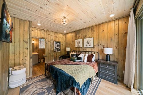 Cozy Cabin Retreat with Games and Stunning Views Cozy Cabin Retreat with Games and Stunning Views