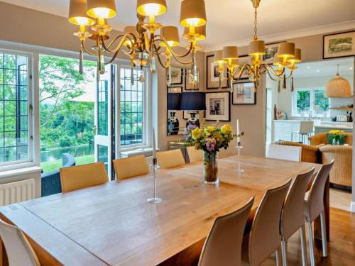 Luxury Riverside Mansion in Marlow in 庫克姆