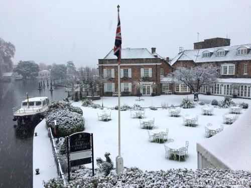 Luxury Riverside Mansion in Marlow in 庫克姆