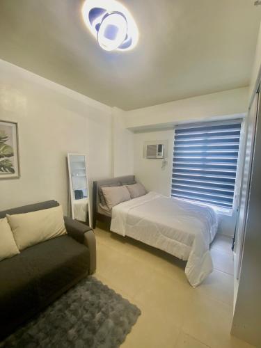 B & M Condo near NAIA Airport and SM Mall, Manila