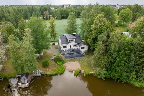 . Villa Gaia! - Luxury villa with jacuzzi and beach close to trainstation 10 minutes from Tampere city! 1,5 hours to Helsinki
