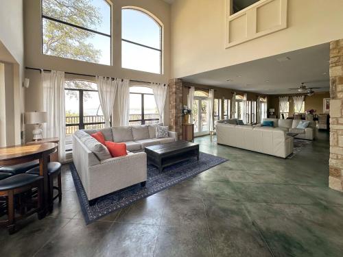 Upstay - 10-Acre Lakeview Mansion with Pvt Boat Ramp in Buchanan Dam, USA