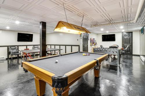 Table Games and Community Perks Albrightsville Home in Albrightsville, USA