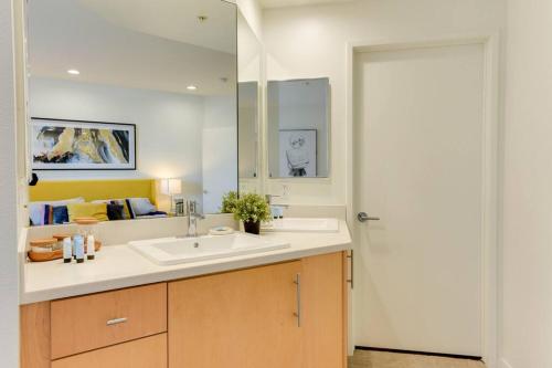 Lavish Living Lux Marina Views, Los Angeles (photo 7)
