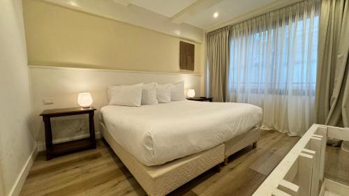 1 king bed, 3 sofa beds