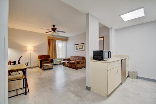 Quality Inn & Suites CVG Airport - image 6