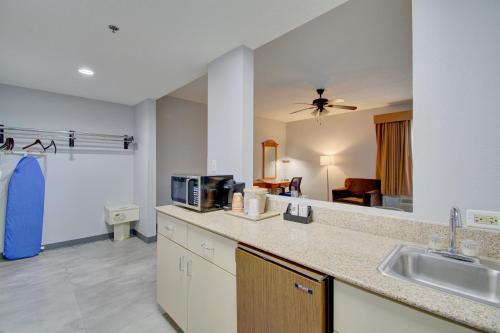 廚房, CVG機場凱藝套房酒店 (Quality Inn & Suites CVG Airport) in 厄蘭格