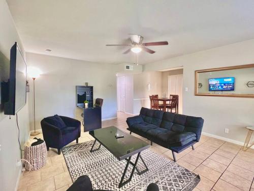 KING SUITE 2BR Home w FAST WiFi, & WFH Desk in San Antonio, USA