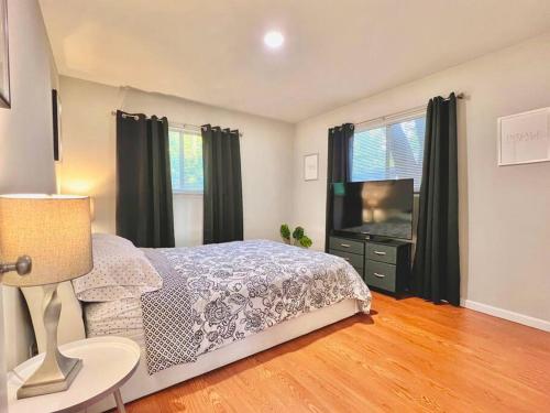 KING SUITE 2BR Home w FAST WiFi, & WFH Desk in San Antonio, USA
